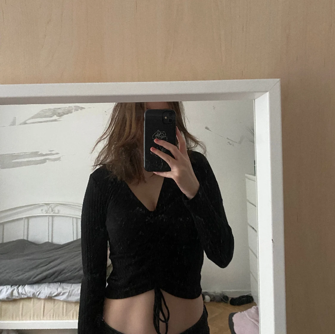 svart tröja med snöre