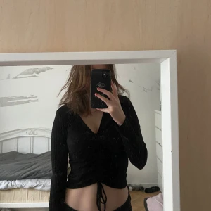 svart tröja med snöre - Går att justera hur ”liten” tröja du vill ha med snörena. Använder inte längre. 