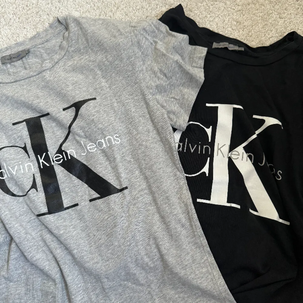 Säljer dessa t-shirts från Calvin Klein. Den gråa är i S och den svarta är i M. Bra skick.. T-shirts.