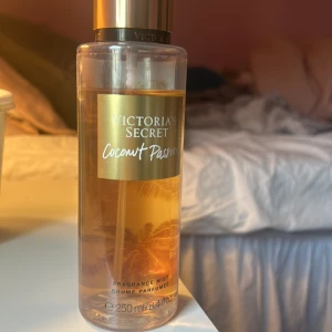 Victoria secret bodymist - Säljer denna vs parfymen :)Luktar kokos och vanilj.Köptes för 265kr.