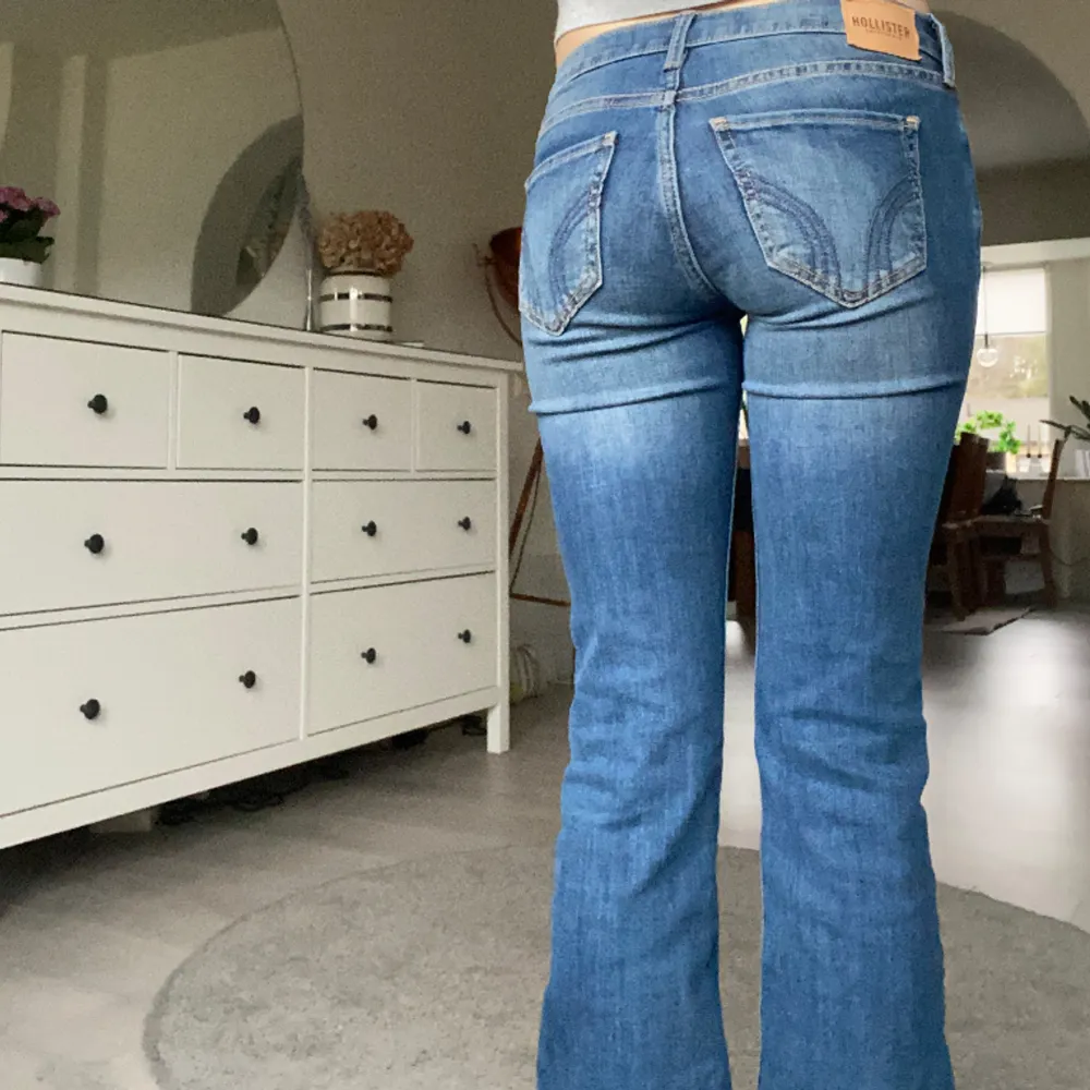 Säljer dessa hollister jeans som jag köpte förra året i usa. Använda typ två ggr! Byxorna är storlek 25x34 men passar mig som vanligtvis har 34. Kom privat för mått eller andra frågor! 💘. Jeans & Byxor.