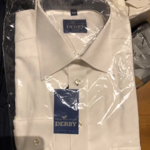 Vit skjorta oöppnad - Helt ny i förpackning, storlek 41/42 