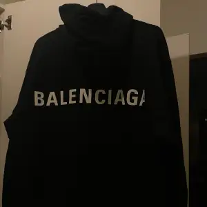 Oversized hoodie från Balenciaga.   Ursprungspris ca. 8000SEK (€ 695).  Använd ett färre antal gånger. Endast blivit handtvättad enligt skötselråd, tyget har därför inte blivit slitet. Kvitto/äkthetsbevis finns tillsammans med den ursprungliga lådan.