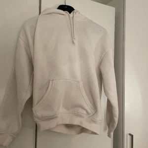 Hoodie - Hoodie från bikbok  Lite nopprig annars fint skick 