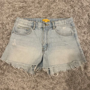 Gina Young shorts - Ljusblå jeansshorts från Gina Young, Lowwasit och superfina. Säljer pga av att dem är för små. Nypris: Ca 250 kr