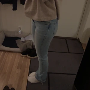 Jeans  - Jeans från zara med slits nertill, jätte bra skick 💕