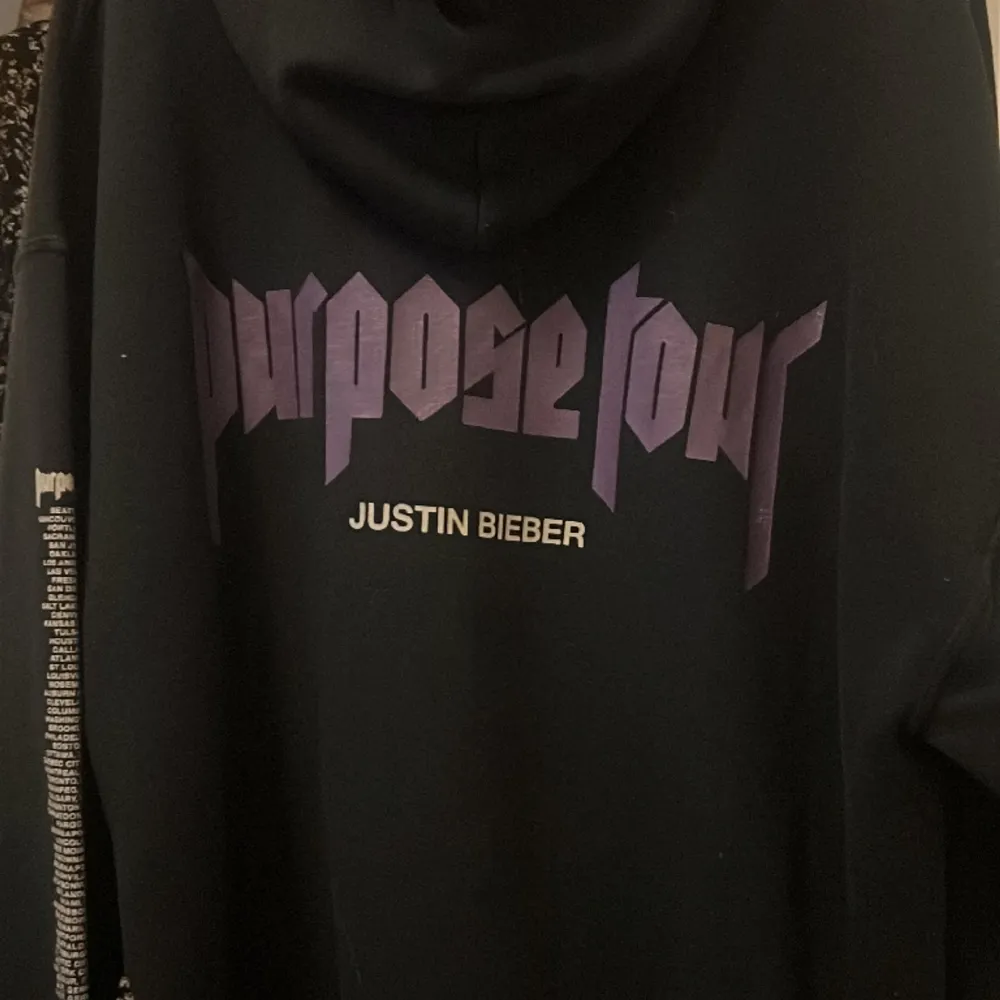En använd Justin Bieber hoodie från hans purpose tour. Inga skador men lite nopprig. . Hoodies.