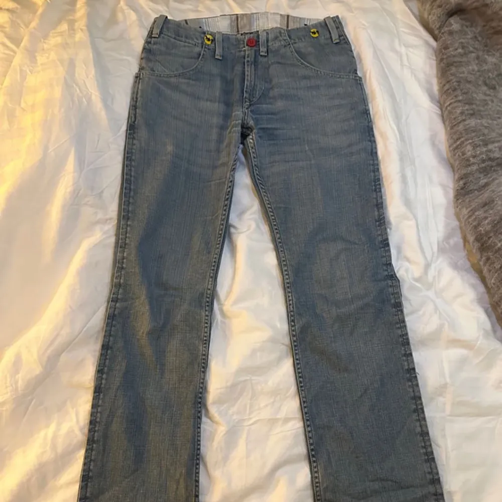 Ett par lågmidjade levi’s jeans från en vintage butik i Barcelona 💗midjemått: 39cm   Innerbenslängd: 82cm. Jeans & Byxor.
