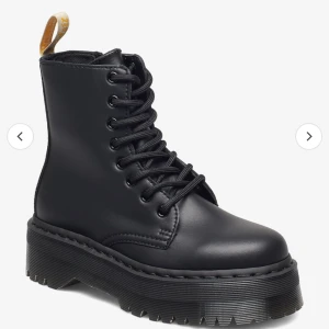 Dr martens platå - Storlek 38, jättefint skick. Sparsamt använda. Nypris 2800:- Pris kan diskuteras och skriv för mer bilder :) 