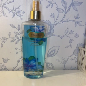 Victoria secret parfym - Det är en av dom gamla men typ aldrig andvänd så nästan ny😅 den är i väldigt bra skick och det är ungefär 220ml kvar 