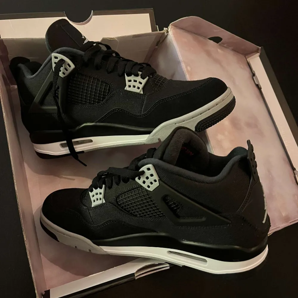 Jordan 4 oanvända black canvas köpta retail i USA foot locker . Skor.