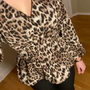 Så snygg blus med leopard mönster💗 perfekt för fester, endast använd en gång säljer eftersom att den är lite kort i armarna på mig. Skriv för mer bilder💞oklart märke eftersom att jag köpte den på en marknad utomlands. 