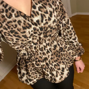 Leopardmönstrad Blus  - Så snygg blus med leopard mönster💗 perfekt för fester, endast använd en gång säljer eftersom att den är lite kort i armarna på mig. Skriv för mer bilder💞oklart märke eftersom att jag köpte den på en marknad utomlands. 