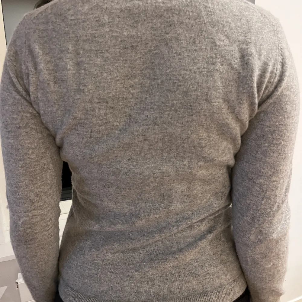 Hej! Säljer denna fina cashmere tröjan från Illums Bolighus!💕 Bra skick då den inte kommit till stor användning. Nypris ca 1000kr. Frakt ingår inte i priset. Kan även mötas upp i Stockholm💕😊. Tröjor & Koftor.