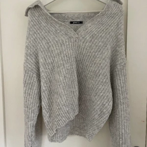 Stickad tröja  - Tröja från Gina tricot, aldrig använd då den är lite stor. Som ny.