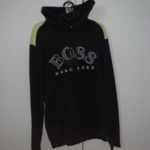 Hugo Boss hoodie - Hoddie/luvtröja ifrån märket Hugo Boss, använd ett fåtal gånger så tröjan är i väldigt gott skick. Storlek M.