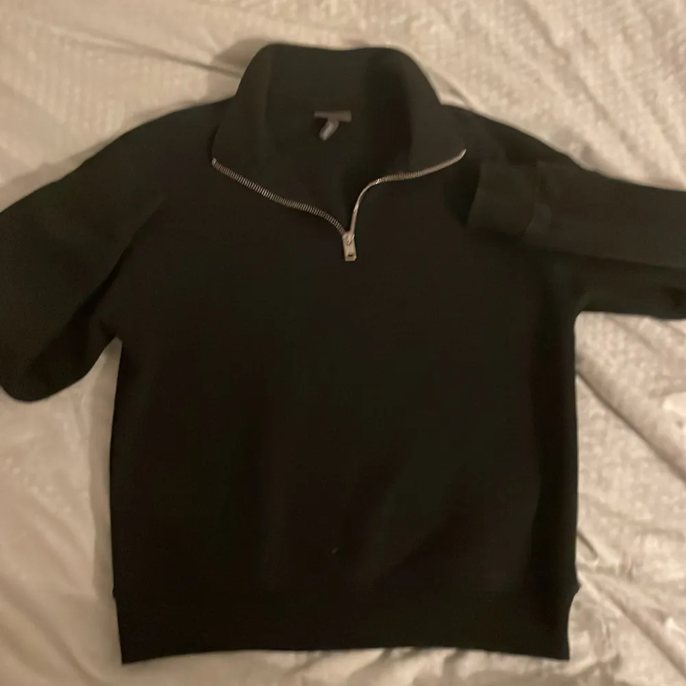 En svart basic half zip hoodie, använd ett par gånger, storlek S, bra passform . Hoodies.
