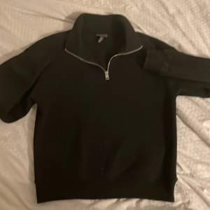 En svart basic half zip hoodie, använd ett par gånger, storlek S, bra passform 