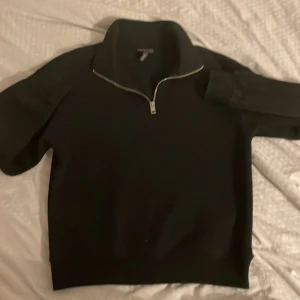 Svart half zip hoodie - En svart basic half zip hoodie, använd ett par gånger, storlek S, bra passform 