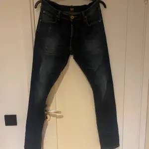 Säljer nu mina lee jeans få jag ej använder dom längre,  Modellen heter Luke  Storlek 30/32 