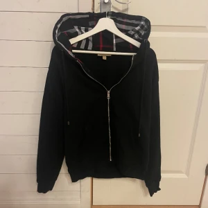 Burberry hoodie - Burberry hoodie i fint skick. Använd 5-10 gånger. Storlek L men kan även passa M. Hör gärna av er vid ytterligare frågor!🤝🏻