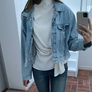 Jeansjacka  - Säljer denna somriga jeansjacka från Gina tricot, den är i L men passar om du brukar ha mindre storlekar🫶🏼