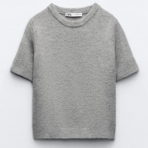 Zara stickad topp - Så fin stickad topp från Zara! Liknar &OtherStories. Den är liten i storlek så skulle säga att trots att den är i L så skulle den passa finast på XS/S om man vill ha lite oversize🫶! Den är aldrig använd och har lapparna kvar, köpt för 329kr vid jul