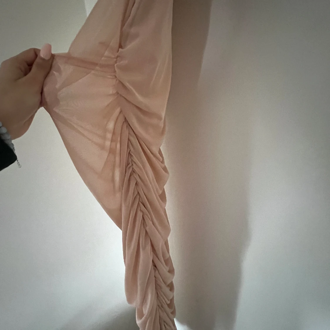 Ärmlös midiklänning i Mesh  - 90