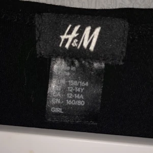 klänning - Säljer nu en klänning som har paljetter på sig och är svart färgad. paljetterna är svart och silver färgade och på baksidan så finns de inga paljetter och kommer ifrån h&m