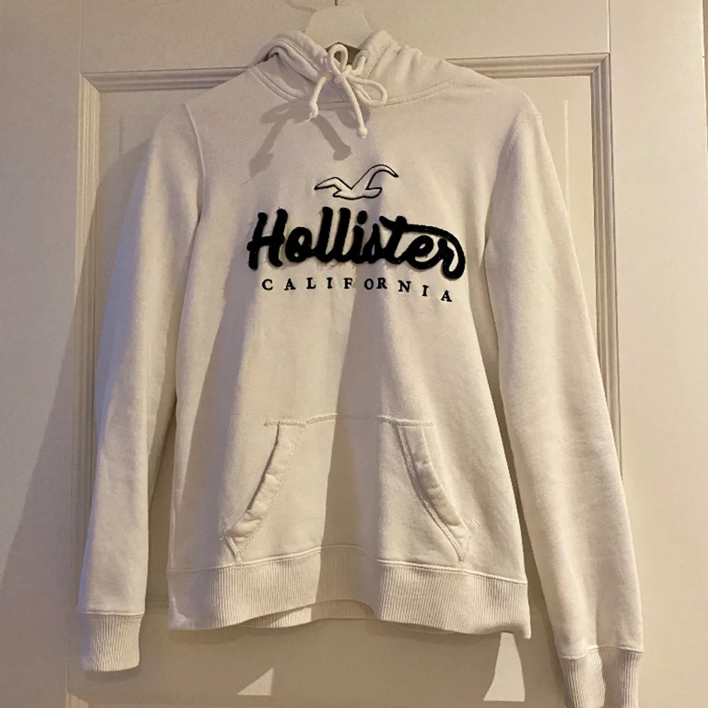 En vit hollister hoodie I använt men fint skick!✨. Hoodies.