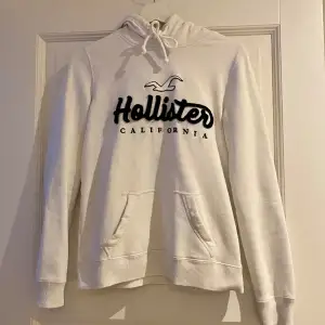 En vit hollister hoodie I använt men fint skick!✨