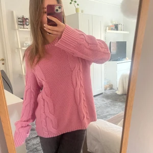 Söt stickad tröja - Säljer denna söta, rosa tröja ifrån Lager 157! Den är knappt använd. Tröjan passar perfekt till bland annat sommarkvällar☺️