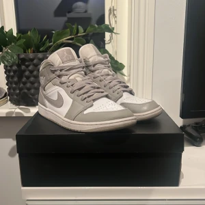 Jordan 1 mid - Sko med kanska bra skick i str 44  Det är lite fläckar och lite sliten sula men annars jättefina. Priset är inte hugget i sten, pruta på!