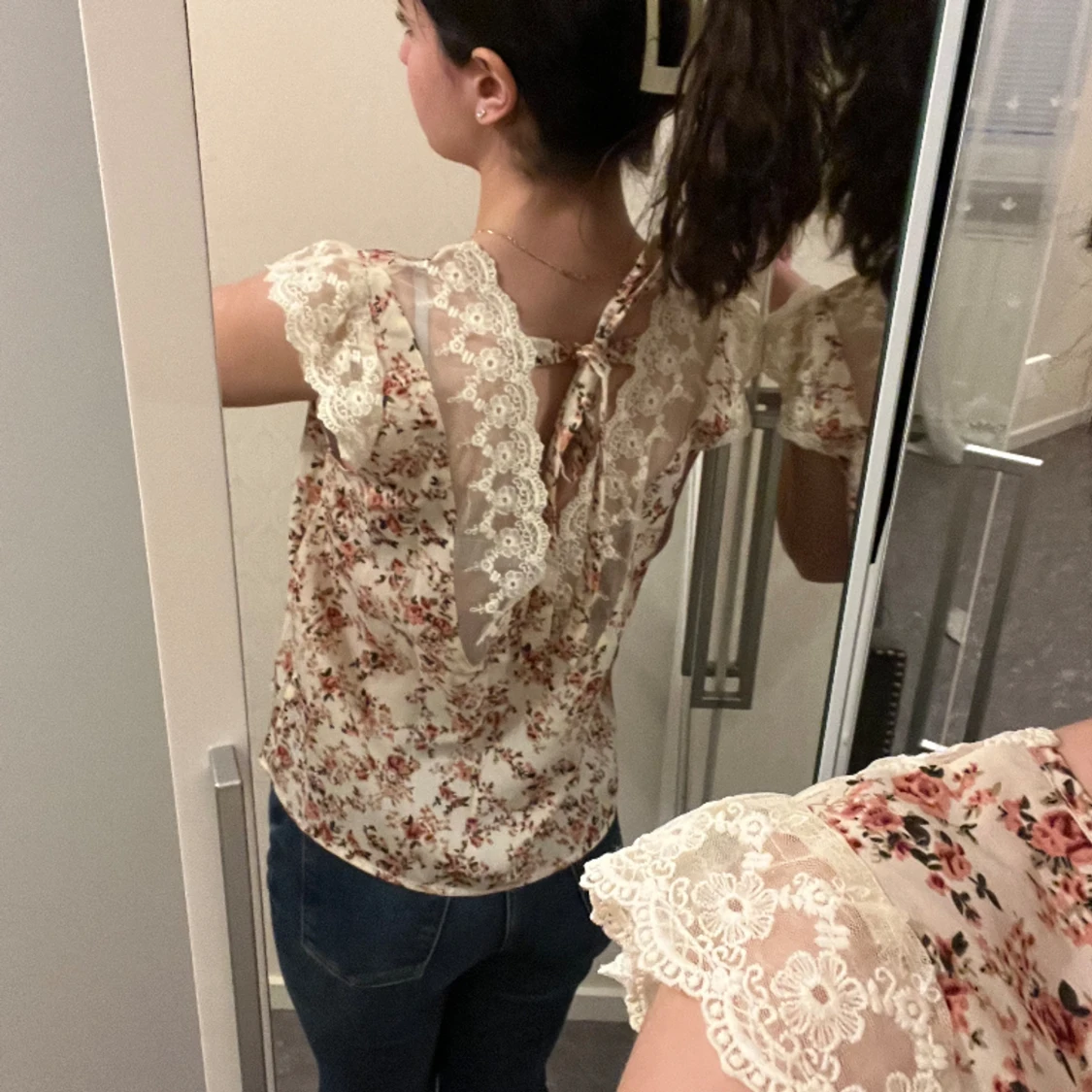 Blommig tröja med öppen rygg  - 90