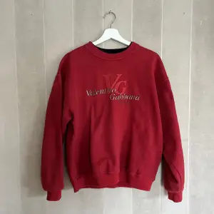 Vintage Valentin Gabbana sweatshirt i mycket bra skick.  Den passar som en medium men är ganska kort så rekommenderar S/M. 