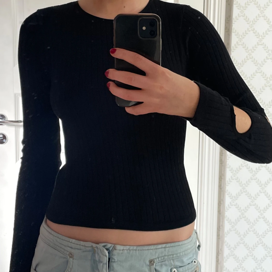 Svart långärmad tröja med detaljer på armarna - 90