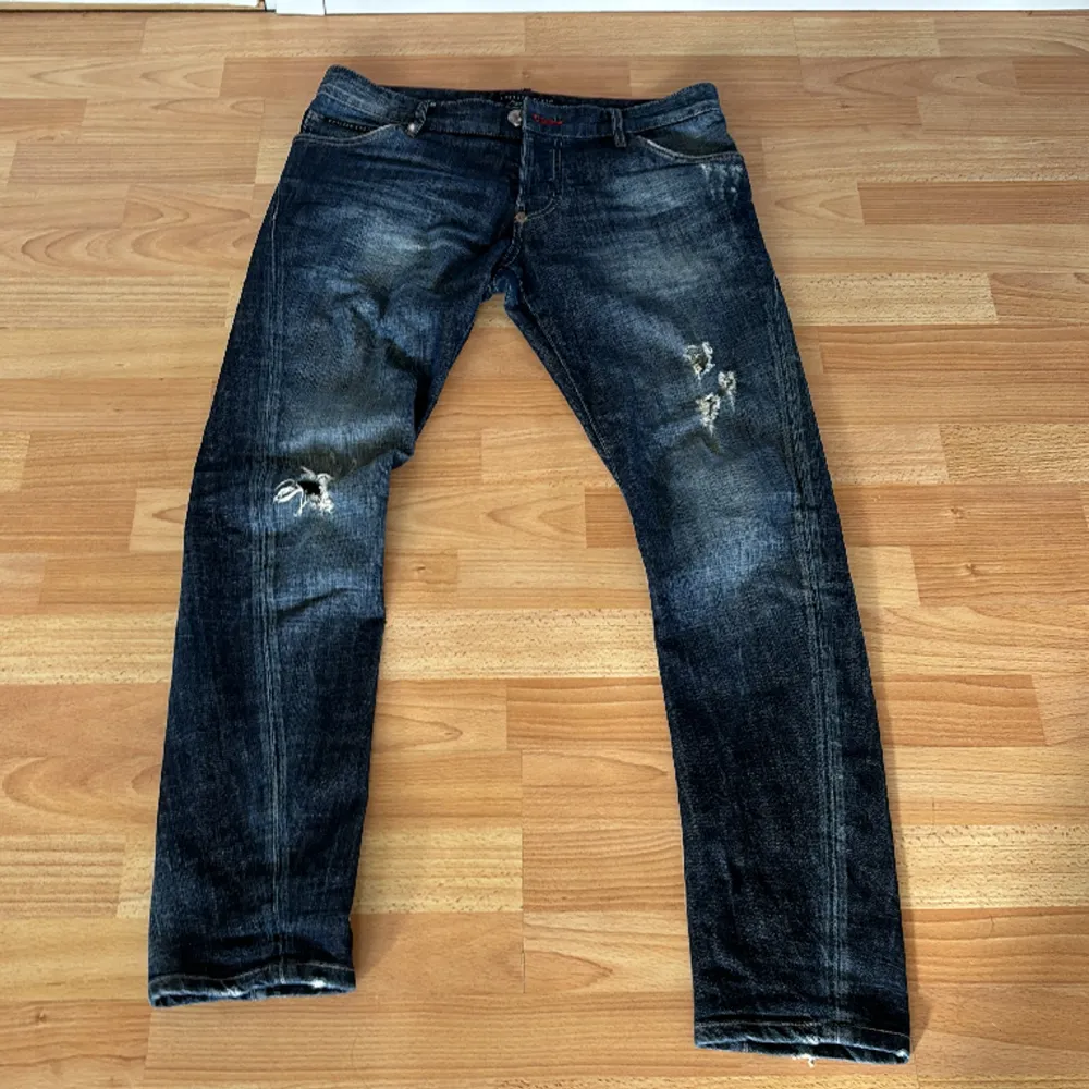 Säljer mina PHILIPP PLEIN jeans i storlek 31 då det inte kommer till användning. Inga defekter, använda Max 10 gånger. nypris cirka 4000kr . Jeans & Byxor.