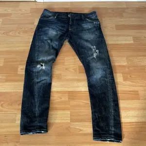 Säljer mina PHILIPP PLEIN jeans i storlek 31 då det inte kommer till användning. Inga defekter, använda Max 10 gånger. nypris cirka 4000kr 