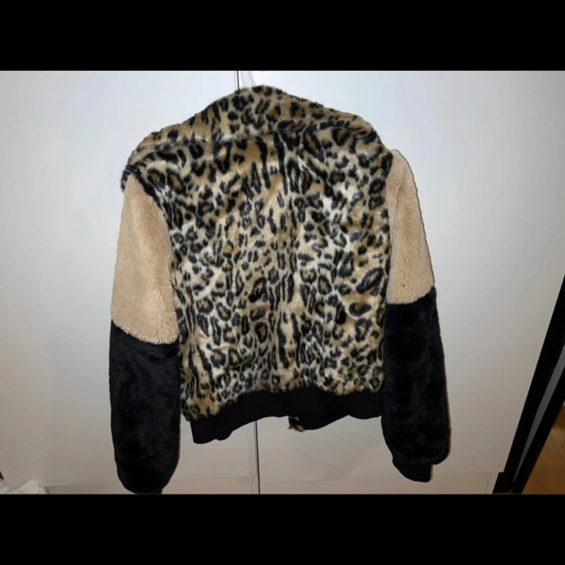 Pälsjacka i leopard   - 90