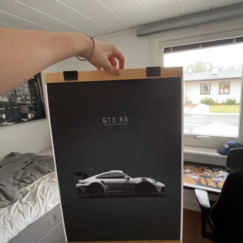 Just nu säljer vi posters med Porsche 911 gt3 motiv Gjord av canvas tyg 40X60cm Ram följer inte med men om ni vill köpa det så kostar det 79 kronor extra👍. Övrigt.