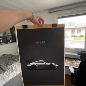 Poster med Porsche motiv - Just nu säljer vi posters med Porsche 911 gt3 motiv Gjord av canvas tyg 40X60cm Ram följer inte med men om ni vill köpa det så kostar det 79 kronor extra👍