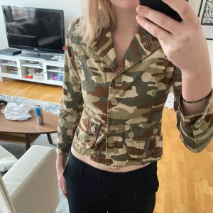 Jacka - Tunn ”jacka” från Peach. Storlek 150, är som en xs