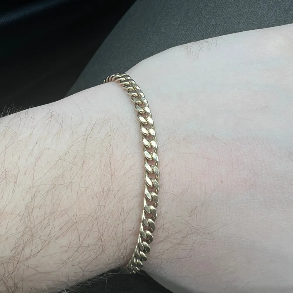 Nu säljer jag mitt guldarmband med 14 karat guld. Smycket väger mellan 4.5-5.5 gram och är 3mm i tjockleken! Det är ett väldigt klassiskt men snyggt smycke!. Övrigt.