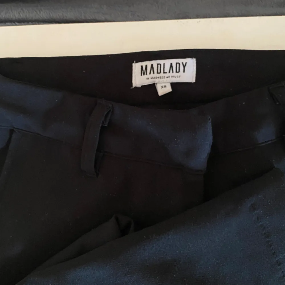 Svarta highwaisted kostymbyxor märket är Madlady. Längden Regular. Knappt använda.. Jeans & Byxor.
