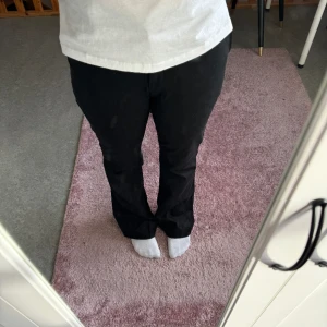 Kostymbyxor - Kostymbyxor köpt på about you men märket heter A LOT LESS! Använda 1 gång. Nypris:799kr