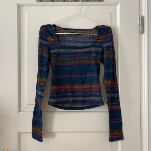 Topp bikbok  - Tunn ”stickad” ribbad tröja från Bikbok i storlek S. Använd en gång, i fint skick. Bara att fråga om det är något du undrar! Kan mötas på Järntorget i Göteborg eller skicka, köparen står för frakt.