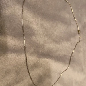 Äkta Silverhalsband!  - Äkta Silverhalsband 925!  Se stämpel bild 3  Felfritt skick!  2 gram  45 cm 