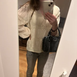 Söt blus☀️ - Fin blus inför sommaren! Testar att lägga upp annonsen igen för att se om någon är intresserad💜 Skriv frågor om ni undrar över något! 