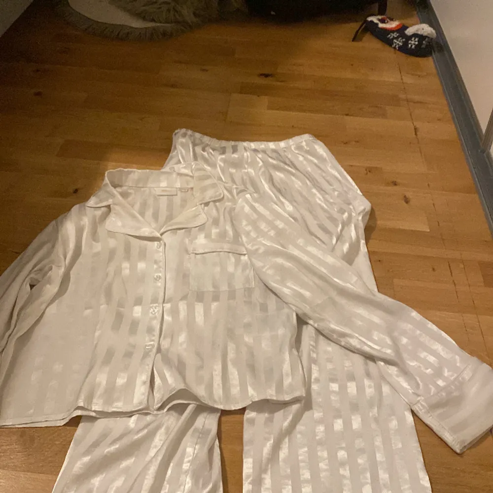 Silkes pyjamas från Gina tricot, haft 3 månader men fortfarande bra skick. Original pris 400kr. Övrigt.