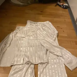 Silkes pyjamas från Gina tricot, haft 3 månader men fortfarande bra skick. Original pris 400kr